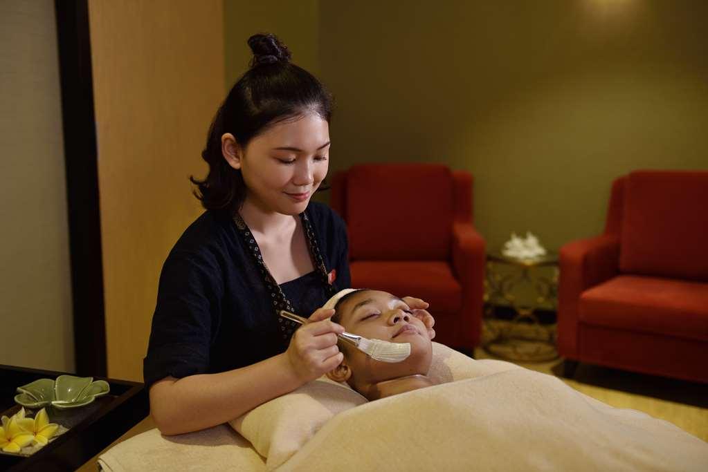 Lexis Suites Penang Байан-Лепас Экстерьер фото A woman receiving a facial treatment