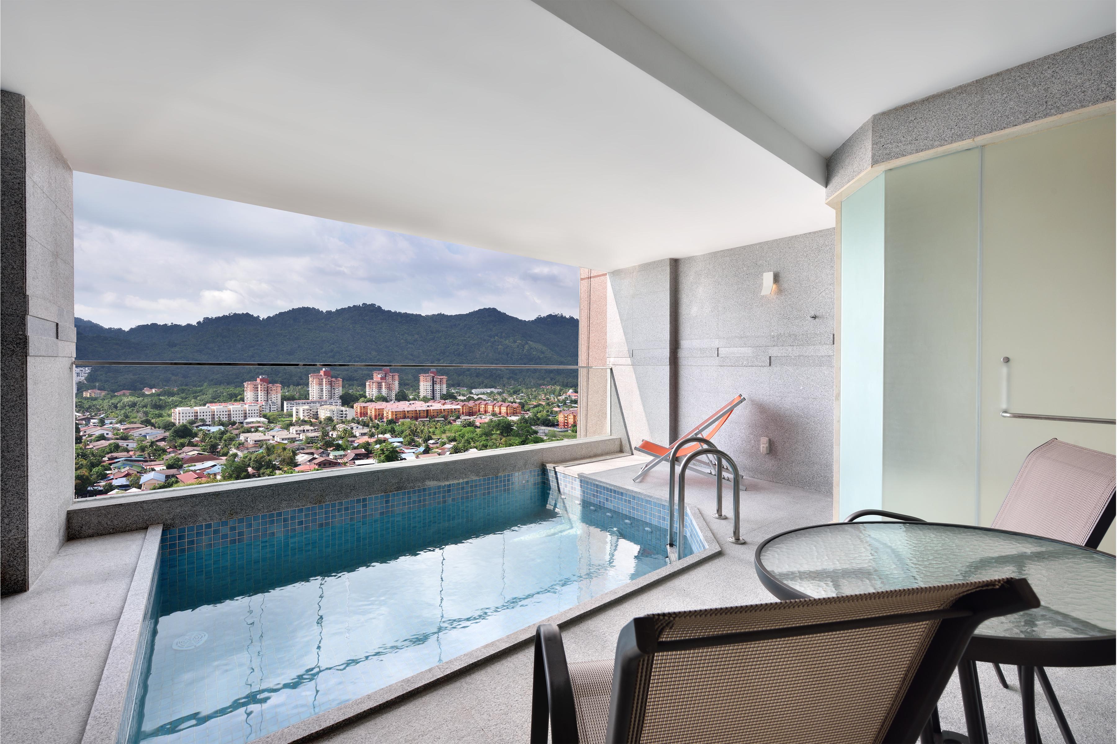 Lexis Suites Penang Байан-Лепас Экстерьер фото A private pool at a hotel