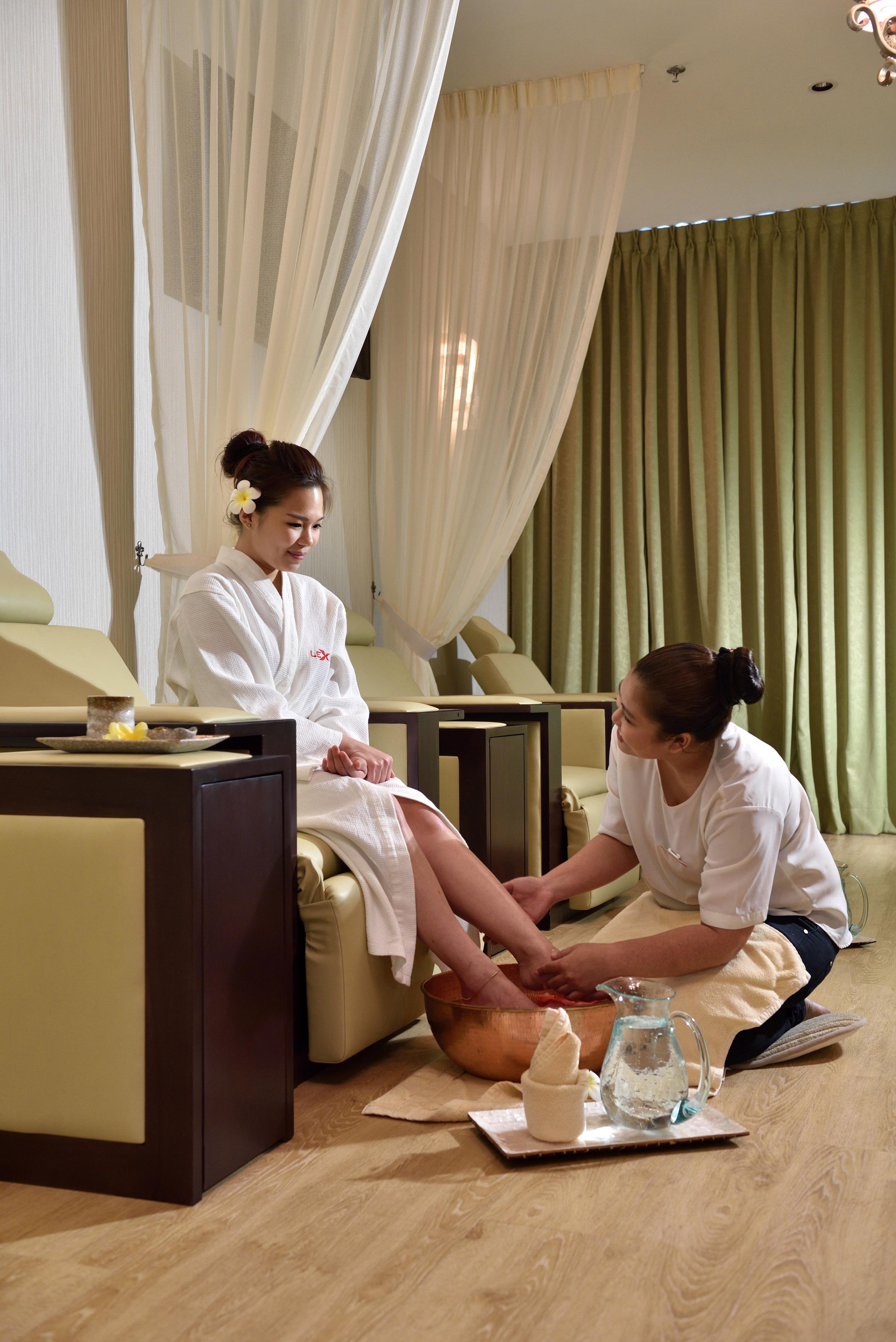 Lexis Suites Penang Байан-Лепас Экстерьер фото A foot massage