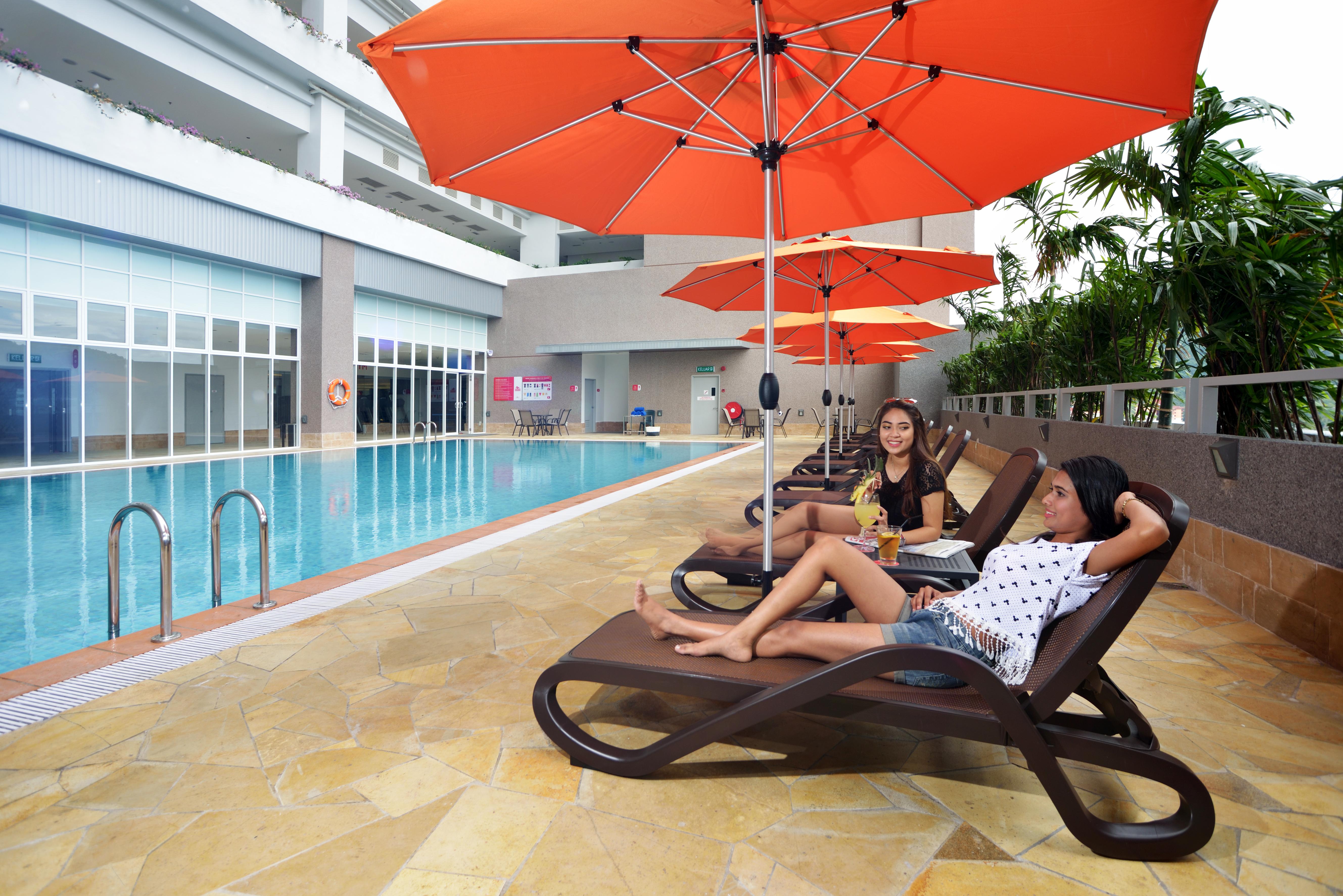 Lexis Suites Penang Байан-Лепас Экстерьер фото Pool at the hotel