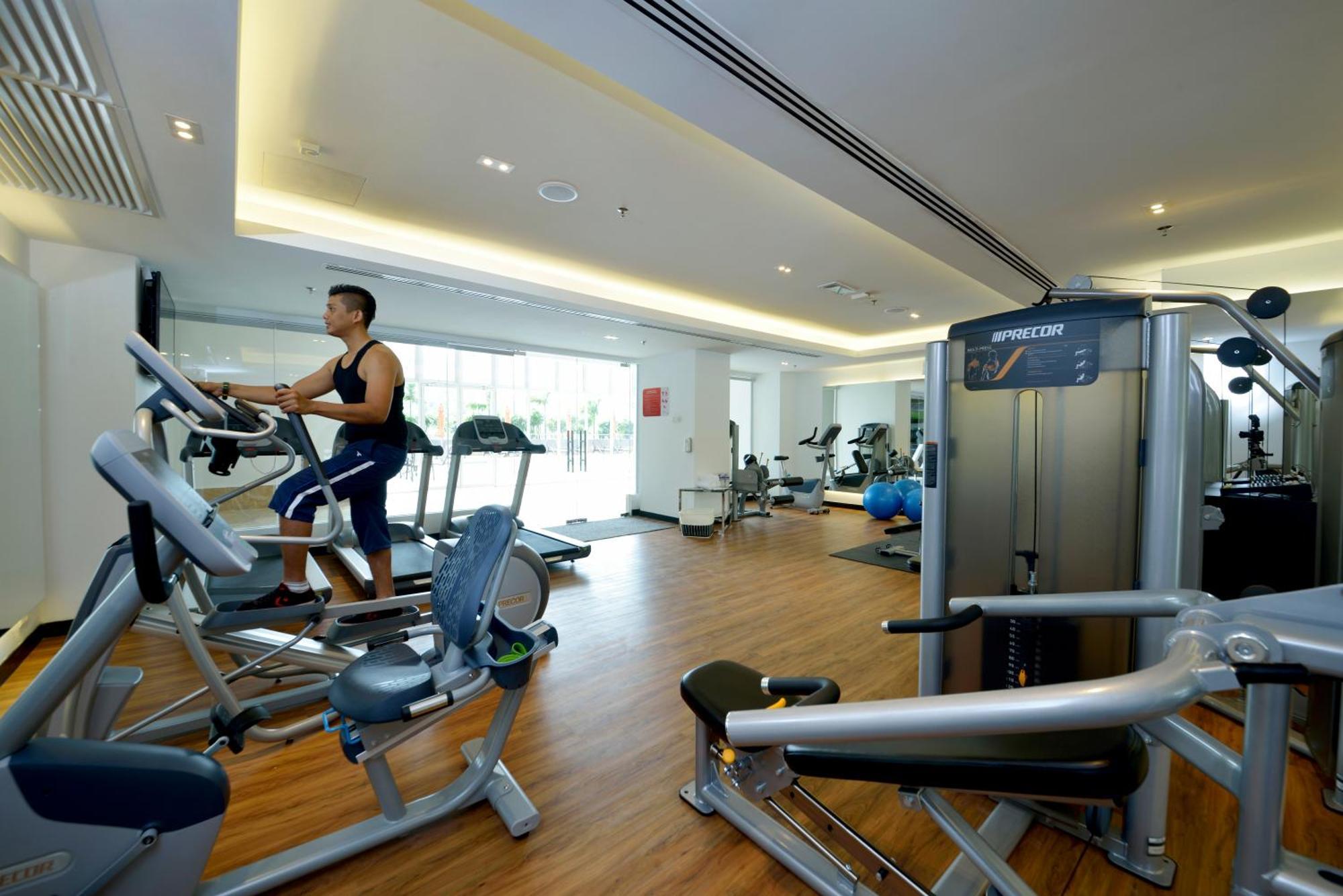Lexis Suites Penang Байан-Лепас Экстерьер фото The gym at the hotel