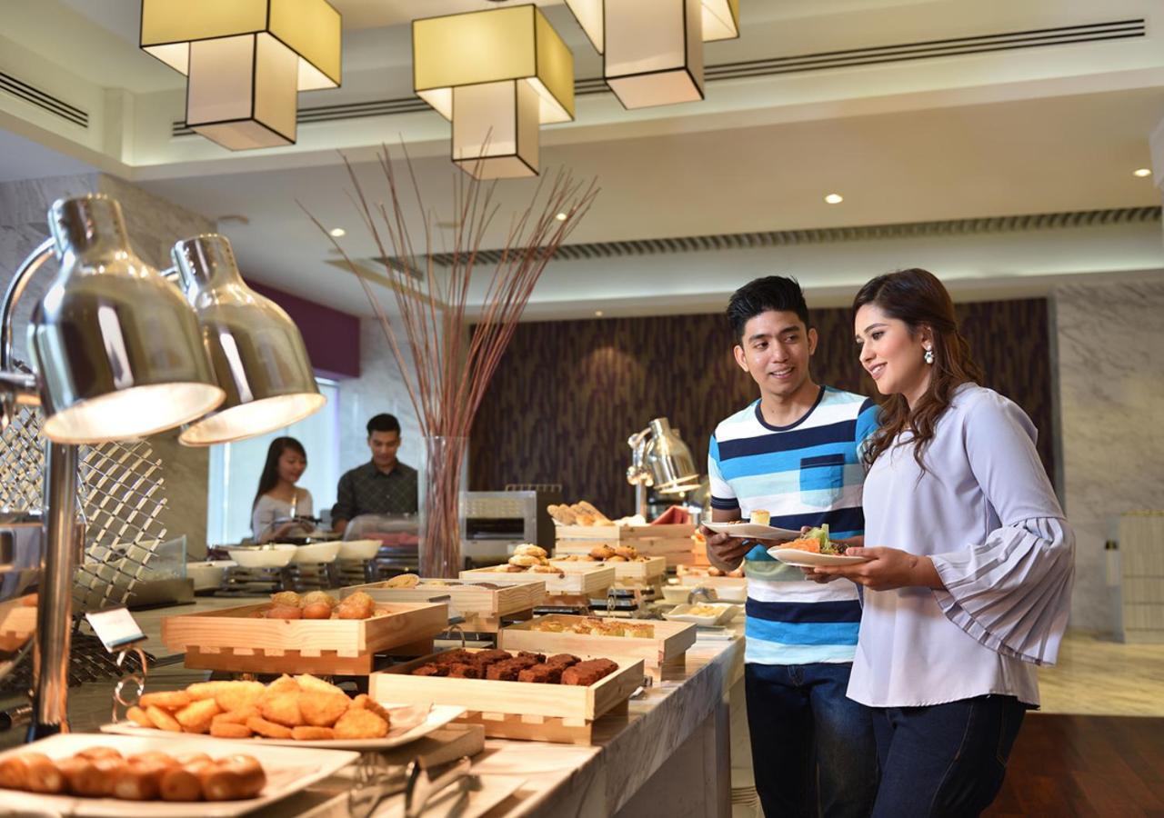 Lexis Suites Penang Байан-Лепас Экстерьер фото A buffet at a hotel