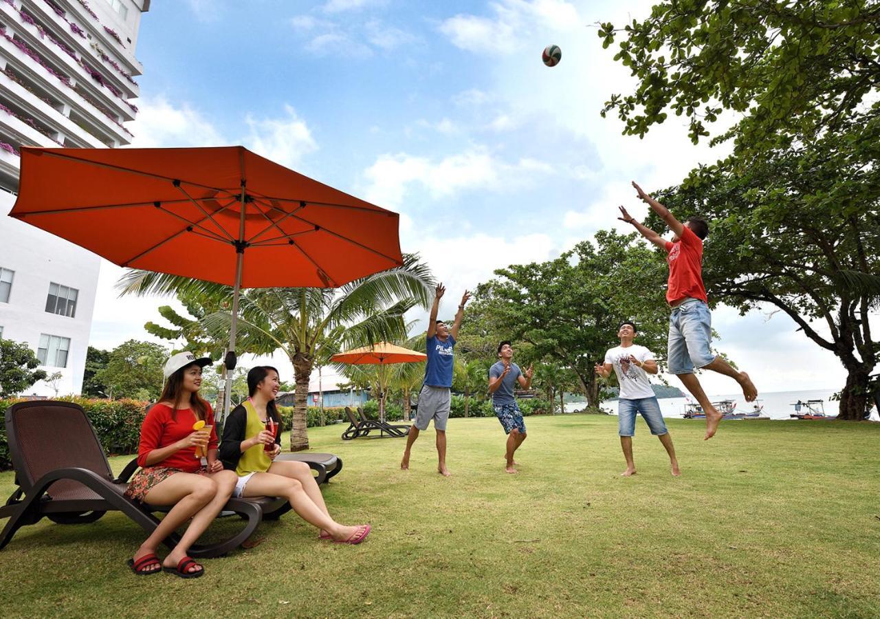 Lexis Suites Penang Байан-Лепас Экстерьер фото Students playing frisbee at the university campus